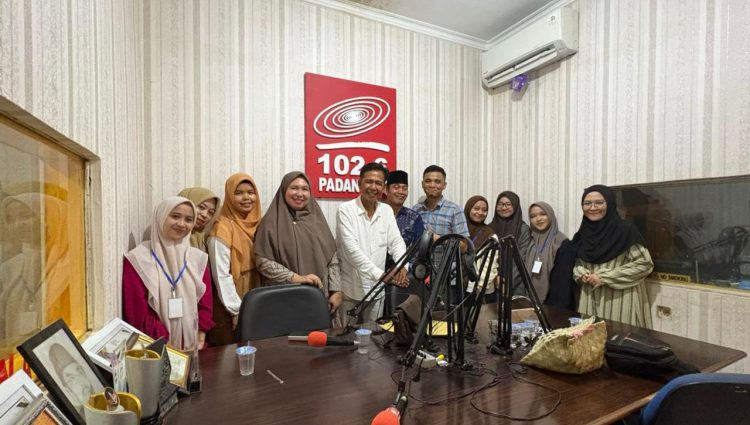 DARI RUANG KULIAH KE RUANG SIARAN : Mahasiswa KPI UIN Syahada Padangsidimpuan Asah Kompetensi di Radio Padang FM