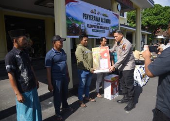 Dari Mapolres untuk Sawah Rakyat, AKBP Aryo Serahkan Bantuan Pertanian kepada Kelompok Tani