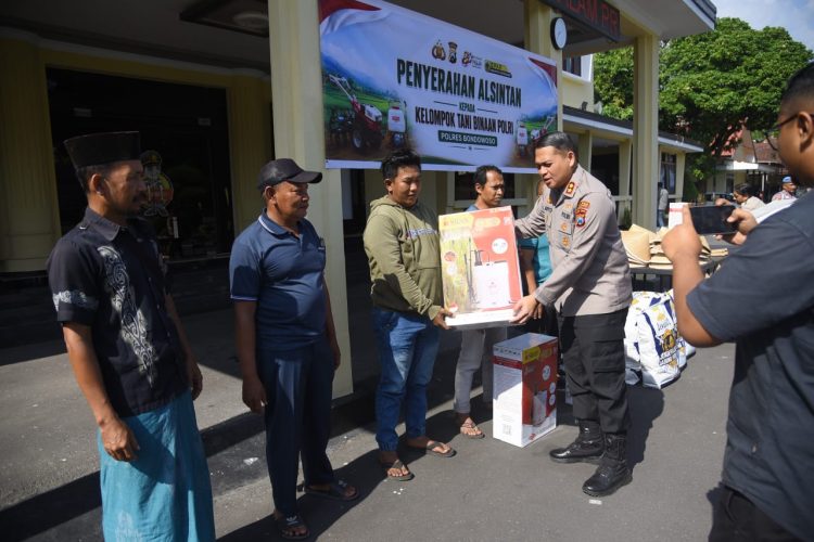 Dari Mapolres untuk Sawah Rakyat, AKBP Aryo Serahkan Bantuan Pertanian kepada Kelompok Tani