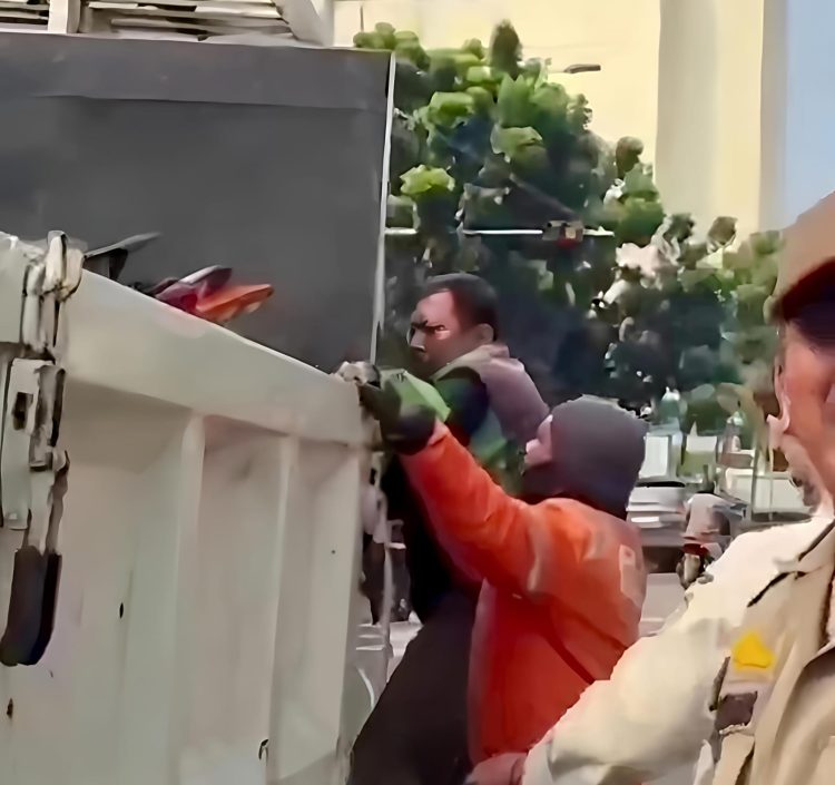 Viral! Driver Ojol Menangis Histeris Saat Razia Parkir Liar di Jatinegara Timur