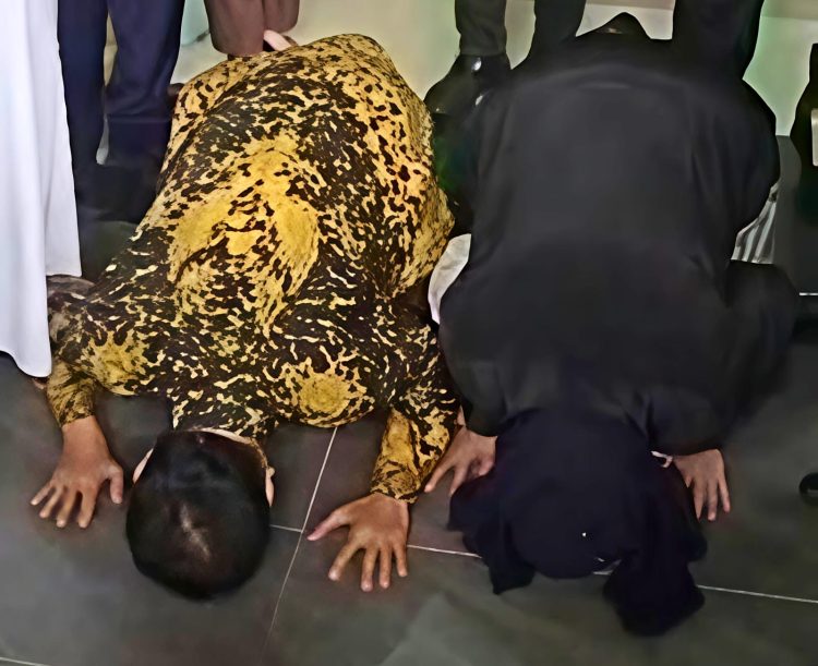 Sujud Syukur , Roy Suryo dan dr Tifa Tidak Ditahan Kejari Jaksel Usai Pelimpahan Tahap II