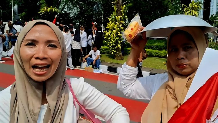 Massa Aksi Masyarakat Jakarta Timur Pendukung MBG Akui Dapat Rp100ribu, Buah dan Roti