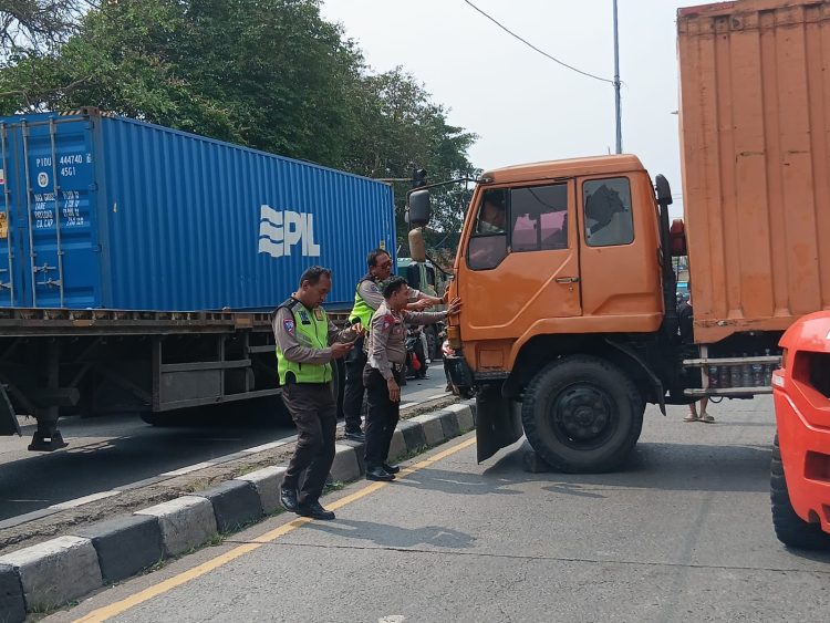 Kemacetan Akibat Truk Mogok, Arus Lalu Lintas di Jalan Diponegoro Tambun Selatan Sempat Tersendat