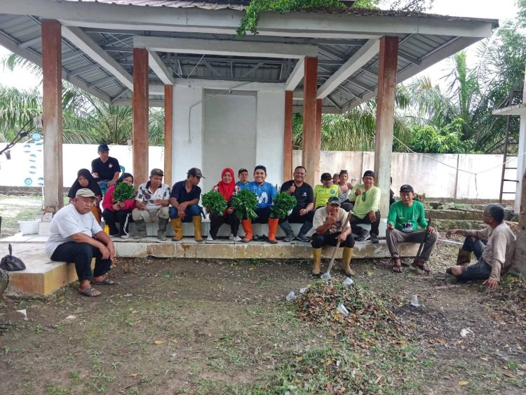 Camat Datuk Bandar Timur Gelar Gotong Royong, Libatkan Lurah dan Kepling Bersihkan Kantor Kecamatan