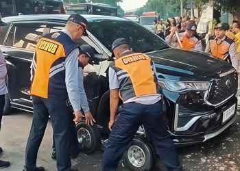 Dishub Derek Empat Mobil Terparkir Liar di Cililitan