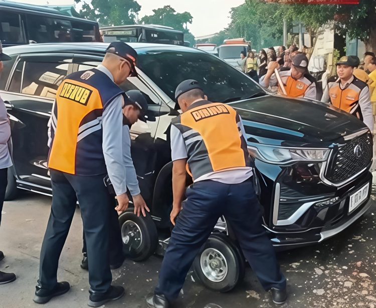 Dishub Derek Empat Mobil Terparkir Liar di Cililitan