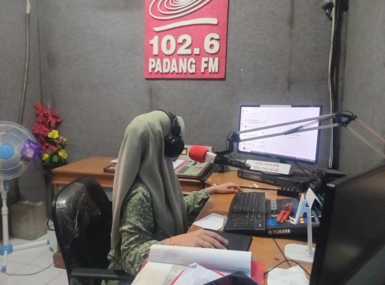 Belajar Berbicara Untuk Ribuan Telinga: Kisah Magang di Radio Suara Padang FM