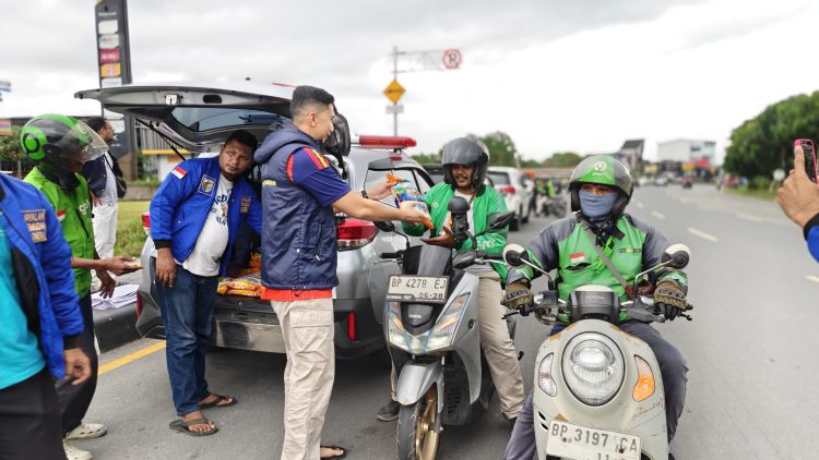 Sempena HUT ke-53, KNPI Kepri Bagikan Ratusan Paket Beras untuk Masyarakat dan Pengemudi Ojek Online