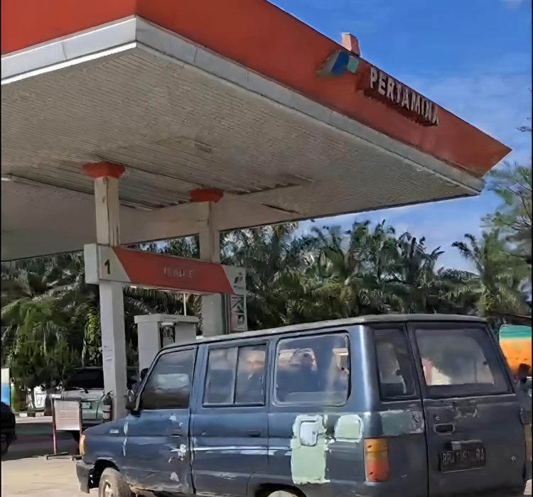 Warga Keluhkan Sulitnya Mendapatkan BBM di SPBU Jalur 2 Sibuhuan, Antrean Setiap Hari
