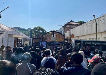 Aksi Mahasiswa di KPU Jabar : Segera Periksa Pimpinan KPU Jabar