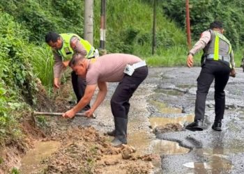 Cegah Genangan di Jalinsum Simirik, Satlantas Polres Padangsidimpuan Bersihkan Drainase