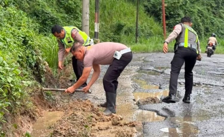 Cegah Genangan di Jalinsum Simirik, Satlantas Polres Padangsidimpuan Bersihkan Drainase