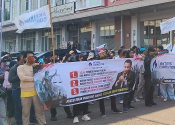 Ratusan Massa Geruduk Kantor Hotman Paris di Kelapa Gading, Polisi Siagakan Personel