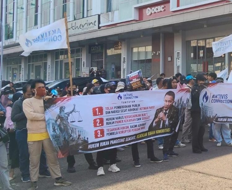Ratusan Massa Geruduk Kantor Hotman Paris di Kelapa Gading, Polisi Siagakan Personel