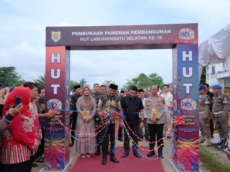 Bupati Fery Resmikan Pameran Pembangunan HUT ke-18 Labusel