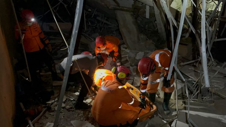 Basarnas Medan Kerahkan Tim USAR Cari Dua Korban Tertimbun Reruntuhan Bangunan di Grand Polonia Medan