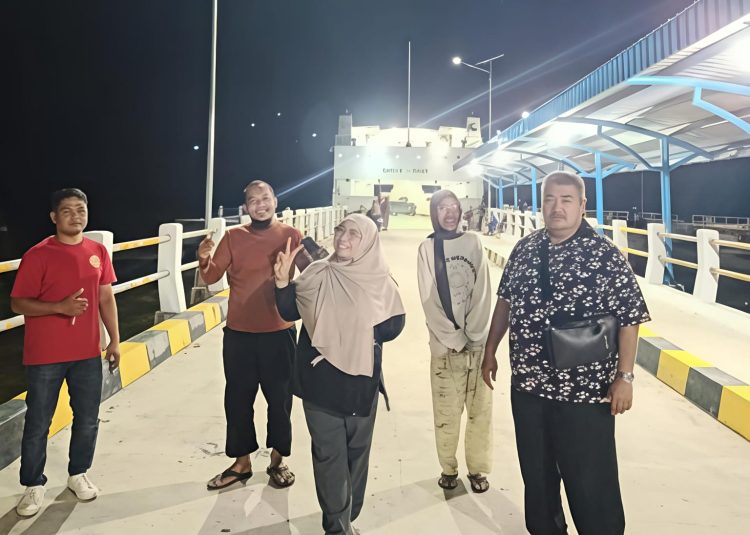 Menyusuri Laut Aceh, Pembina Yayasan Universitas Aufa Royhan Marlan Hadi Salurkan Beasiswa bagi Pelajar di Pulau Banyak dan Simeulue