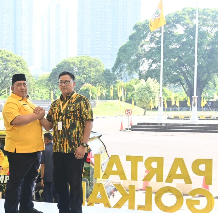 Foto : Sebelah Kanan Syaiful Aman Jabatan: Ketua Bidang Hubungan Keormasan Pimpinan Pusat Angkatan Muda Partai Golkar (PP AMPG) bersama Ketum PP AMPG