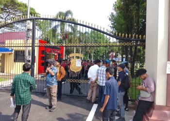 Puluhan Massa Masyarakat Padang Lawas Bersatu Aksi di Polda Sumut, Desak Kepastian Hukum Perkara LP/B/1297/IX/2024