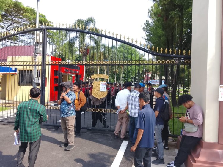 Puluhan Massa Masyarakat Padang Lawas Bersatu Aksi di Polda Sumut, Desak Kepastian Hukum Perkara LP/B/1297/IX/2024
