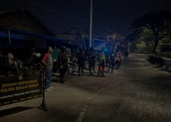 Brimob Polda Metro Jaya Sigap Amankan Lokasi Kebakaran Saat Patroli Malam di Bekasi Barat