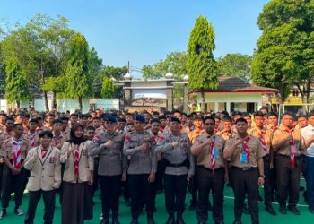 Brimob Metro Jaya Latih Kedisiplinan Siswa SMK Kemala Bhayangkari 1 Lewat Baris-Berbaris