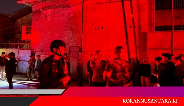Brimob Polda Metro Jaya Sigap Bantu Pemadaman Kebakaran Tiga Gudang di Benda Tangerang