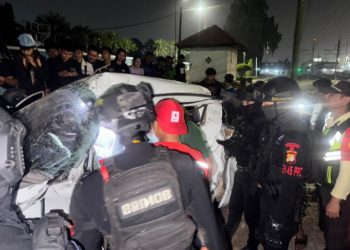 Brimob Polda Metro Jaya Bantu Evakuasi Korban Kecelakaan Kereta Api di Bekasi