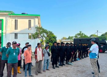 Brimob Polda Metro Jaya Bersih-bersih Rusunawa Marunda, Perkuat Kepedulian Lingkungan Bersama Warga