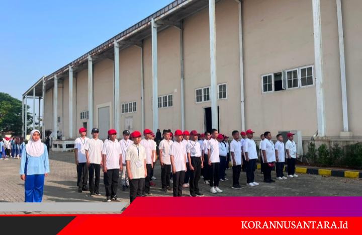 Brimob Polda Metro Jaya Bekali Siswa SMP Presiden Nilai Disiplin dan Kepemimpinan di Bekasi