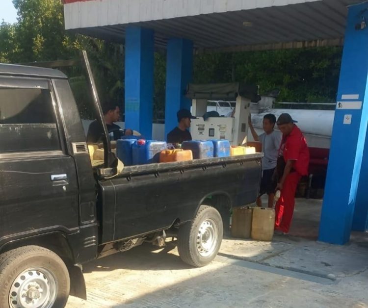 Tokoh Masyarakat Desa Keraya Salurkan Solar Bersubsidi untuk Nelayan, Dukung Ekonomi Masyarakat Pesisir
