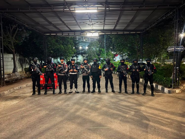 Patroli Brimob Metro Jaya Jaga Situasi Bekasi Kota Tetap Kondusif Hingga Dini Hari