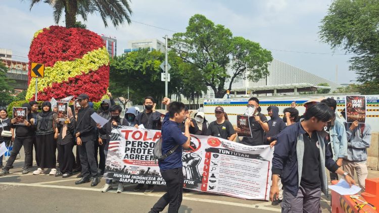 Aksi di Kedubes AS AMPEJAPI Tolak Personnel Protection Agreement