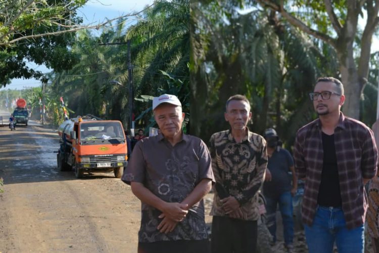 Bukan Hanya di Kantor Bupati Labusel Fery Sahputra Pastikan Pembangunan Jalan Desa Teluk Panji II Berjalan