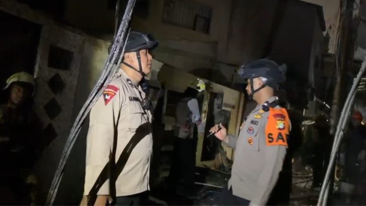 Brimob Polda Metro Jaya Kerahkan AWC dan Tim SAR, Sigap Bantu Penanganan Kebakaran di Paseban, Jakarta Pusat