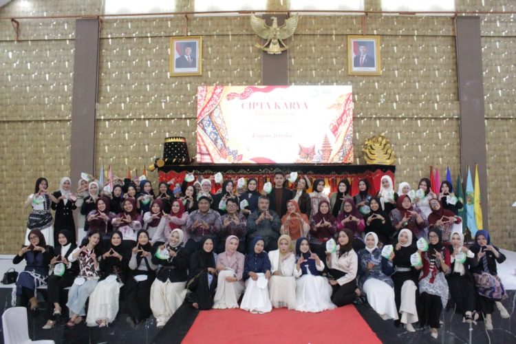 Gelar Cipta Karya Mahasiswa Pendidikan Vokasional Desain Fashion Angkat “Ragam Wastra, Satu Indonesia”