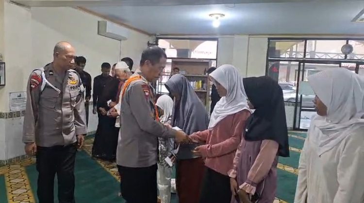 Brimob Polda Metro Jaya Santuni Anak-anak Yatim, Doa Bersama dan Jumat Berkah Digelar Humanis