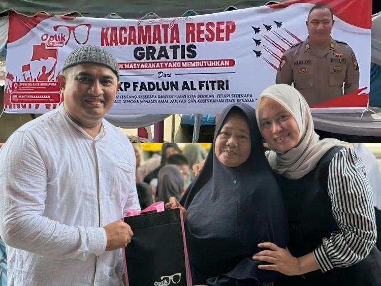 Owner Optik UD Jaya AKP Fadlun Al Fitri Bagikan Kacamata Gratis untuk Lansia dan Warga Kurang Mampu