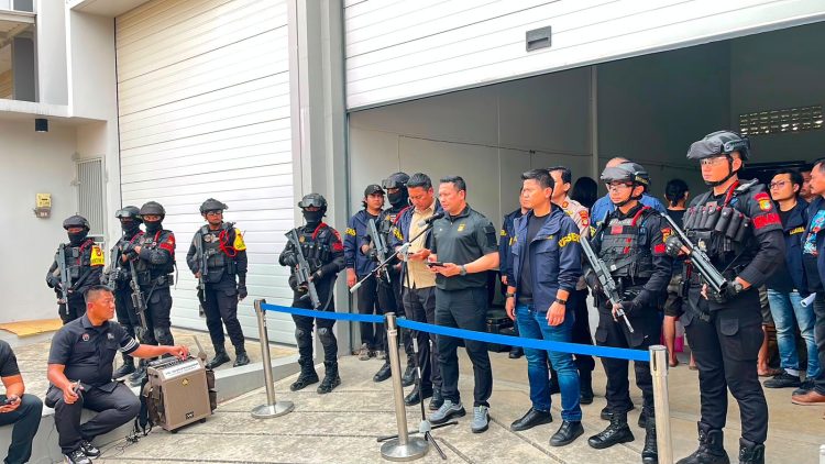 BRIMOB POLDA METRO JAYA BACK UP RESKRIMSUS UNGKAP KASUS PEMALSUAN UANG DI TANGERANG SELATAN