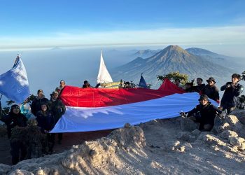 Khatulistiwa Universitas Paramadina Kibarkan Bendera Merah Putih Raksasa di Tiga Gunung Tertinggi Jawa Tengah