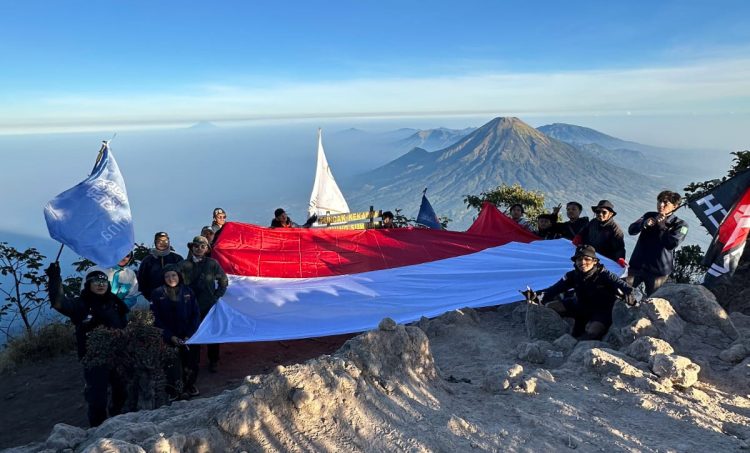 Khatulistiwa Universitas Paramadina Kibarkan Bendera Merah Putih Raksasa di Tiga Gunung Tertinggi Jawa Tengah