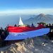 Khatulistiwa Universitas Paramadina Kibarkan Bendera Merah Putih Raksasa di Tiga Gunung Tertinggi Jawa Tengah