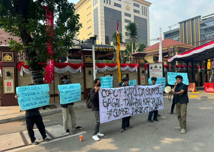 Mahasiswa Geruduk Mabes Polri Desak Kapolri Evaluasi Kapolda Sumsel Terkait Karhutla