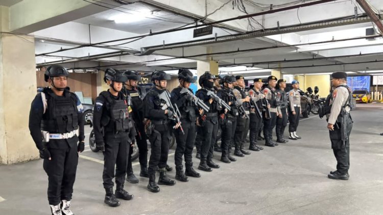 Brimob Polda Metro Jaya Amankan 2 Pemuda Diduga Hendak Tawuran di Ciracas, 4 Sajam Disita