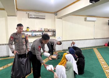 Brimob Polda Metro Jaya Santuni Anak Yatim di Jumat Berkah