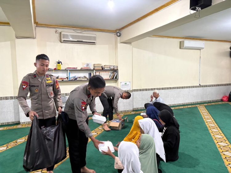 Brimob Polda Metro Jaya Santuni Anak Yatim di Jumat Berkah