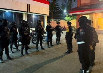 Brimob Polda Metro Jaya Patroli Malam Sambangi Warga, Cegah Gangguan Kamtibmas di Jakarta Barat