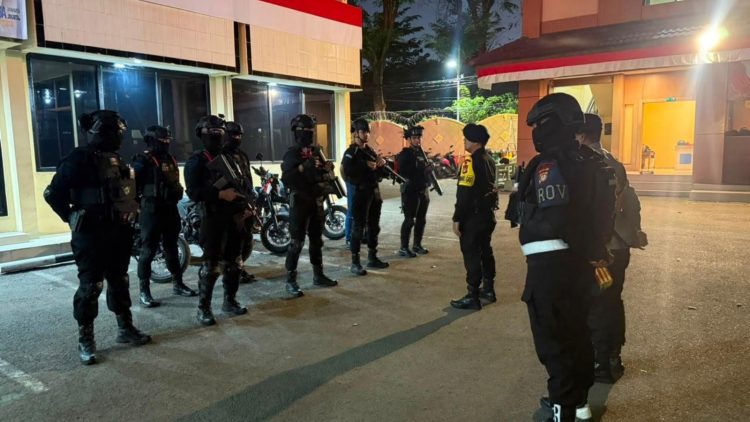 Brimob Polda Metro Jaya Patroli Malam Sambangi Warga, Cegah Gangguan Kamtibmas di Jakarta Barat