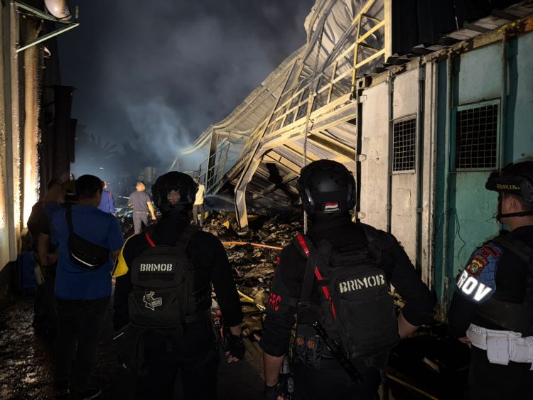 Brimob Polda Metro Jaya Sigap Amankan Lokasi Kebakaran Gudang di Bekasi