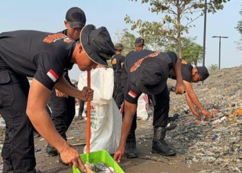 Brimob Polda Metro Jaya Bersihkan Pantai dan Sungai Kaligaga, Wujudkan Lingkungan ASRI